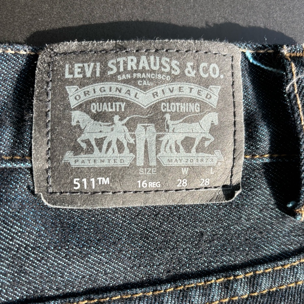 Boy Levi’s dark jeans. Size 16. 28x28